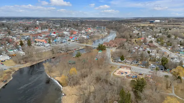 9 Centre ST S #104, Greater Napanee, ON K7R 3X3