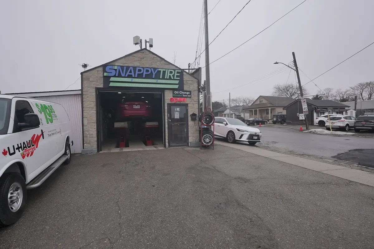 811 Lakeshore RD E, Mississauga, ON L5E 1C8