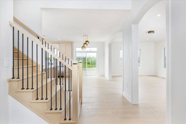 147 Lake DR E, Georgina, ON L4P 0S7