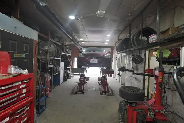 811 Lakeshore RD E, Mississauga, ON L5E 1C8