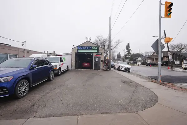 811 Lakeshore RD E, Mississauga, ON L5E 1C8