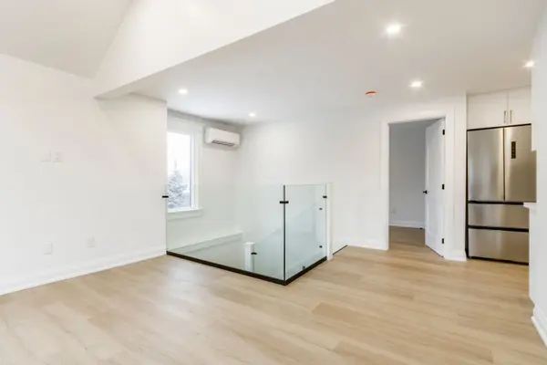 180 Queens DR #3rd Floor, Toronto W04, ON M9N 2H7