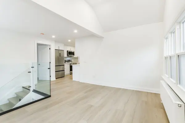 180 Queens DR #3rd Floor, Toronto W04, ON M9N 2H7