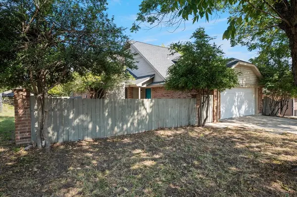 1020 W Hills Terrace, Saginaw, TX 76179