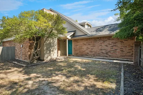 1020 W Hills Terrace, Saginaw, TX 76179