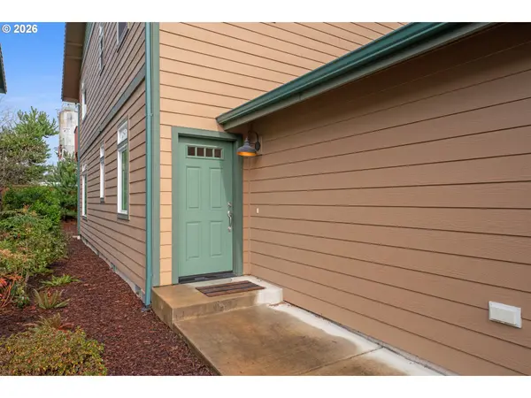 1690 32ND ST, Florence, OR 97439