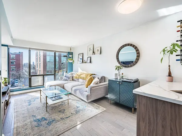 456 College ST #301, Toronto C01, ON M6G 4A3