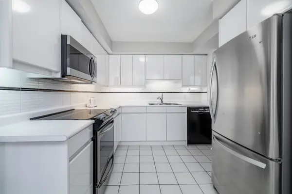 1 Palace Pier CT #2104, Toronto W06, ON M8V 3W9