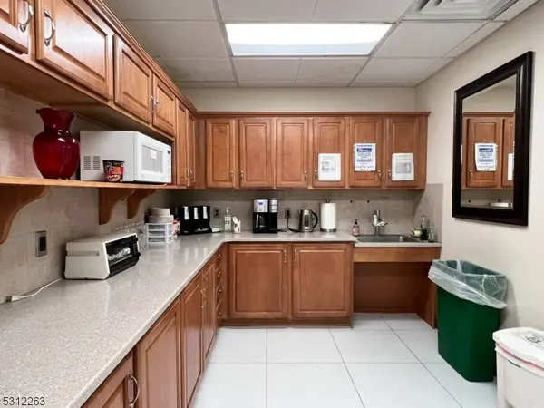 27 Bleeker St, Millburn Twp., NJ 07041