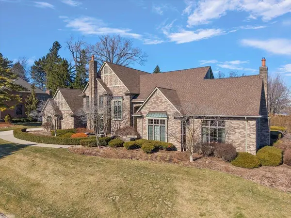 207 Lake Shore DR, Grosse Pointe Farms, MI 48236