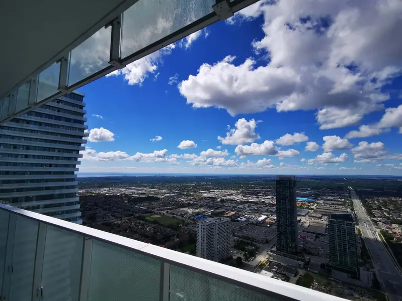 3900 Confederation Pkwy #5207, Mississauga, ON L5B 0M3