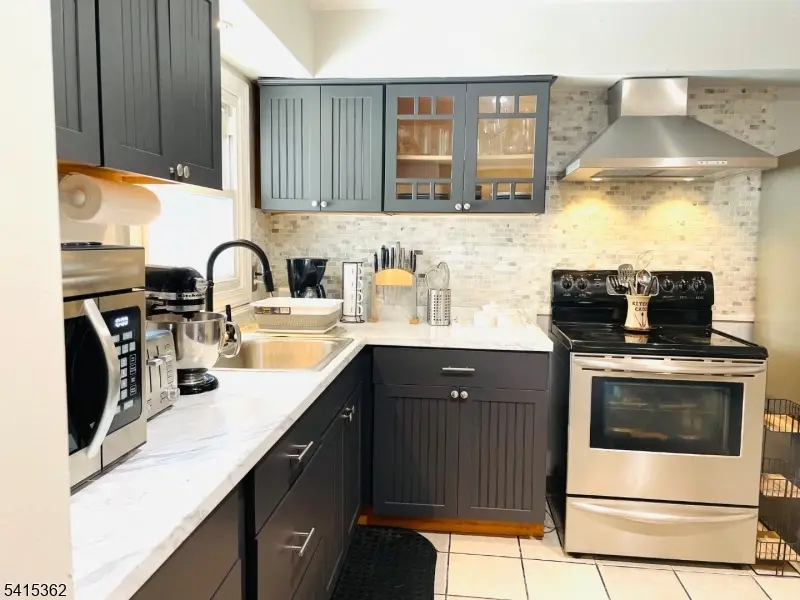 17 Country Club Ln, Elizabeth City, NJ 07208