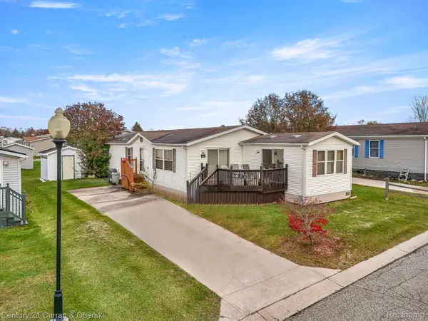 9824 Hathaway DR, Northville, MI 48167