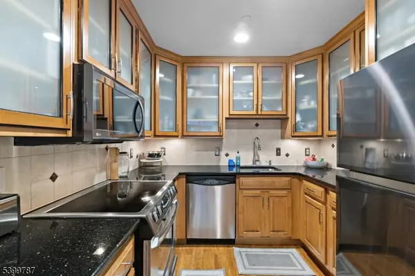 207-31 Shearwater Ct West #31, Jersey City, NJ 07305