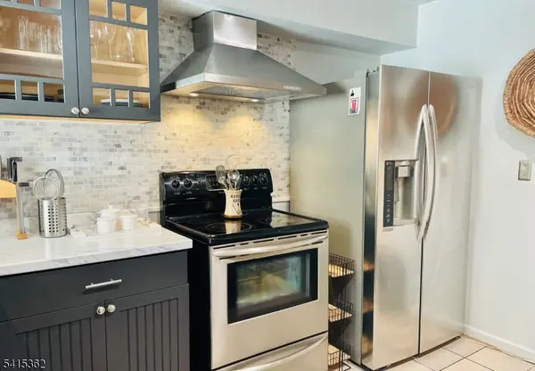 17 Country Club Ln, Elizabeth City, NJ 07208