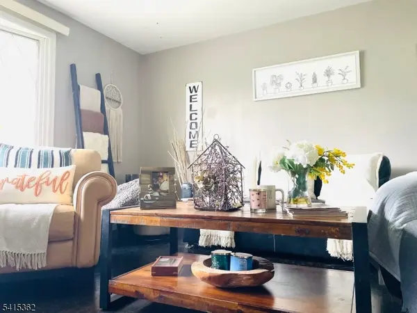 17 Country Club Ln, Elizabeth City, NJ 07208