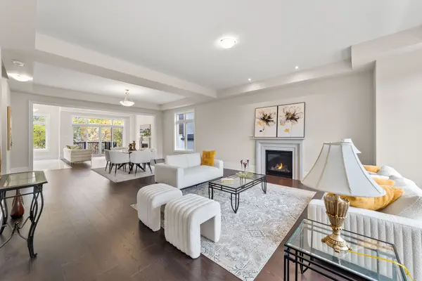 23 Kingwood LN, Aurora, ON L4G 3Z7