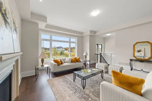 23 Kingwood LN, Aurora, ON L4G 3Z7