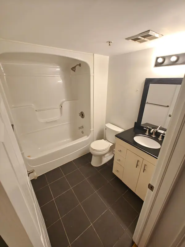 1800 Walker's Line #206, Burlington, ON L7M 4V2