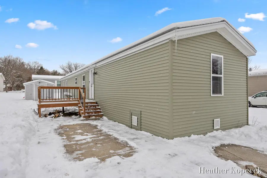 10664 Aquarius DR NE, Algoma Twp, MI 49341