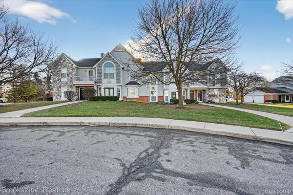 220 Oakbrooke DR #3, South Lyon, MI 48178