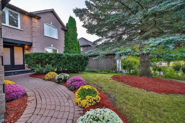 6 Mcclenny DR, Aurora, ON L4G 5P9