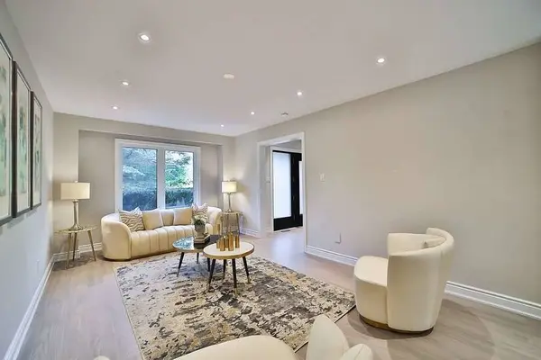 6 Mcclenny DR, Aurora, ON L4G 5P9