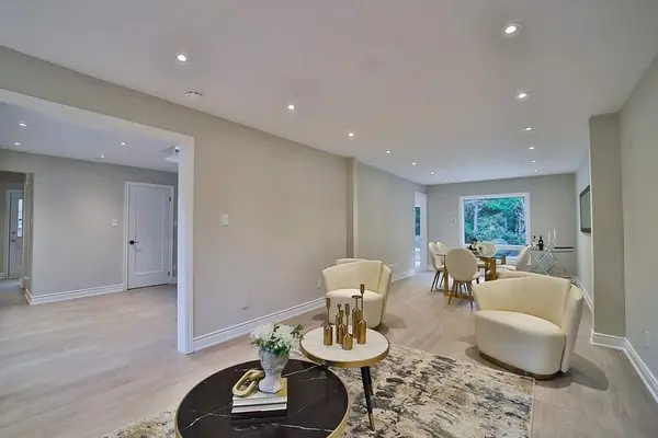 6 Mcclenny DR, Aurora, ON L4G 5P9