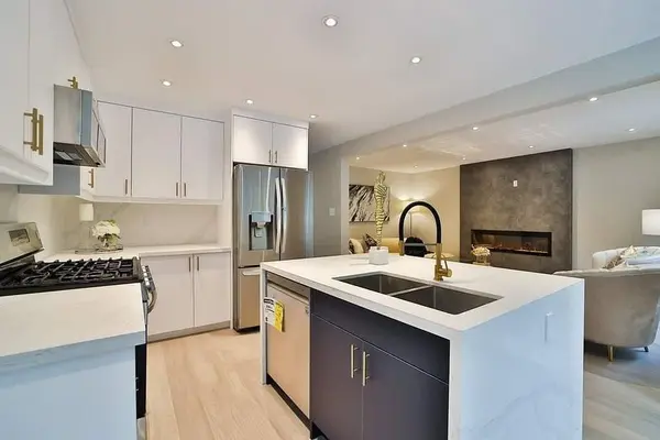 6 Mcclenny DR, Aurora, ON L4G 5P9