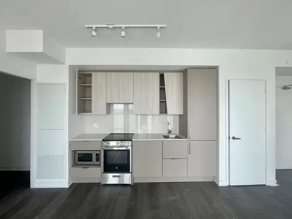 3900 Confederation Pkwy #3905, Mississauga, ON L5B 0M3