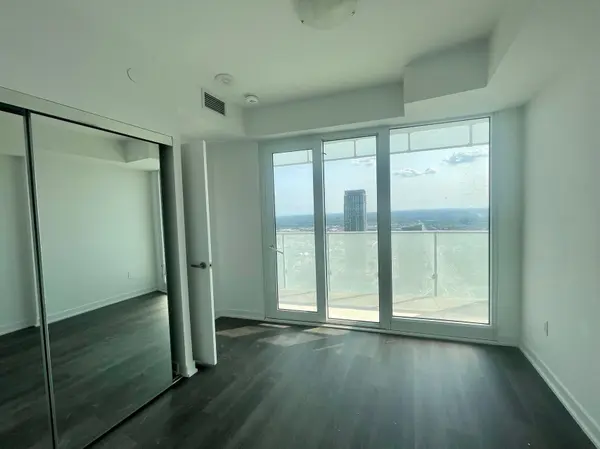 3900 Confederation Pkwy #3905, Mississauga, ON L5B 0M3