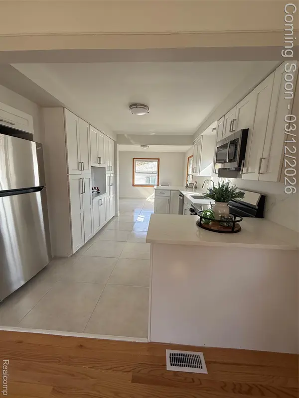 20017 California, St. Clair Shores, MI 48080