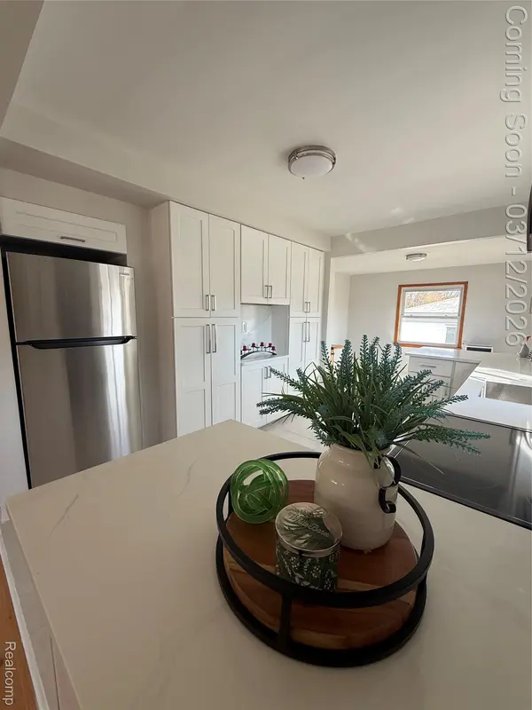 20017 California, St. Clair Shores, MI 48080