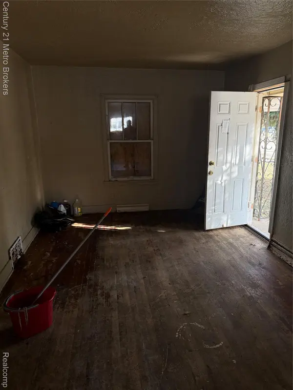 2918 Mackin RD, Flint, MI 48504