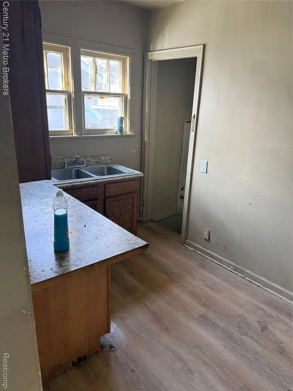 2918 Mackin RD, Flint, MI 48504