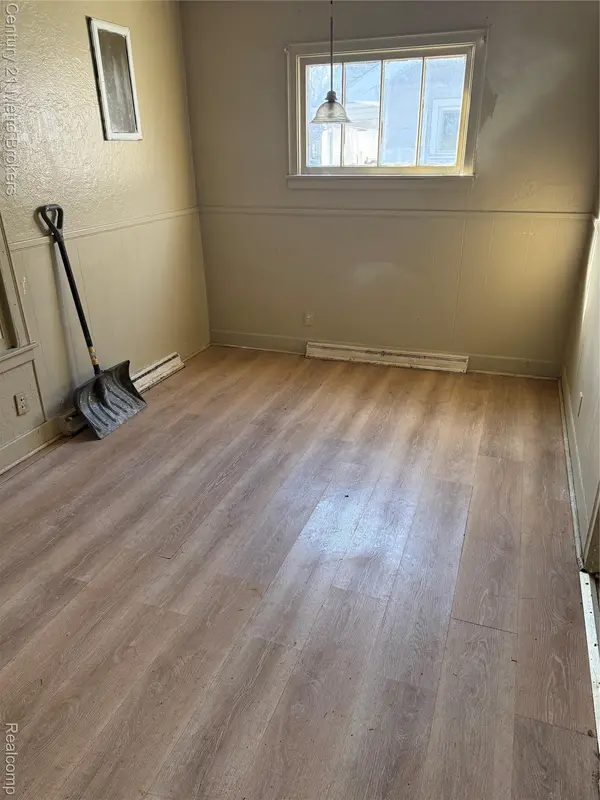 2918 Mackin RD, Flint, MI 48504