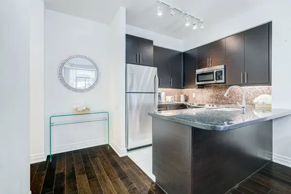 17 Ruddington DR #101, Toronto C15, ON M2K 0A8