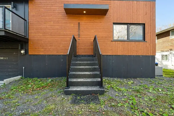 12 Schooner LN, Tay, ON L0K 2C0