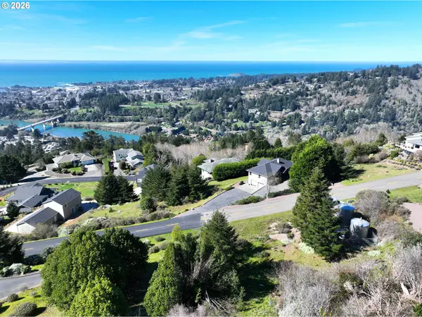 Brookings, OR 97415,98007 Crown Terrace #7