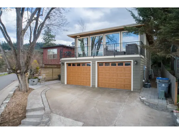 Hood River, OR 97031,402 Bluff RD