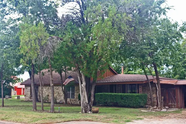 305 Bryan Street, Glen Rose, TX 76043