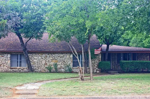 305 Bryan Street, Glen Rose, TX 76043