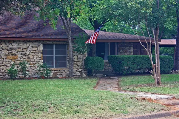 305 Bryan Street, Glen Rose, TX 76043