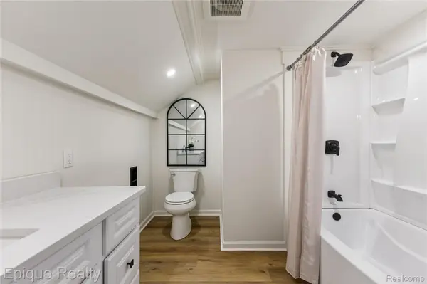 1808 W 12 Mile RD, Royal Oak, MI 48073