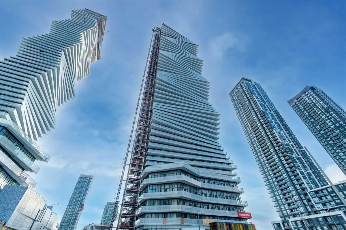 3900 Confederation Pkwy #813, Mississauga, ON L5B 0M3