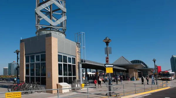 3900 Confederation Pkwy #813, Mississauga, ON L5B 0M3