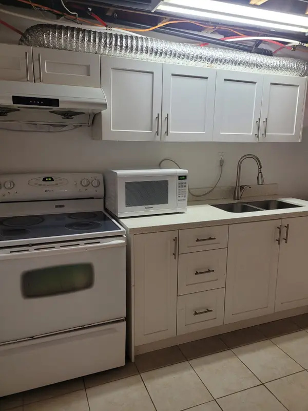 3249 Oakglade CRES #Lower, Mississauga, ON L5C 1X4