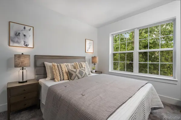 518 Village LN, Milford Village, MI 48381