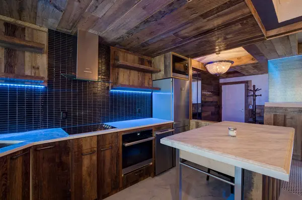 68 Yorkville AVE #301, Toronto C02, ON M5R 3V7