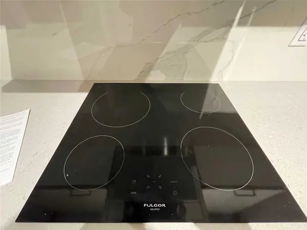 10 Honeycrisp CRES #917, Vaughan, ON L4K 0M7